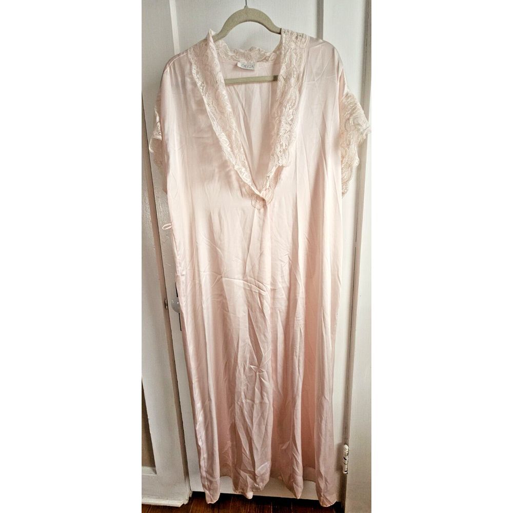 VTG Olga Pale Pink Lace Trim cap sleeves one button nightgown Sz L USA made
